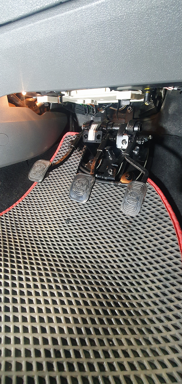 Установка тросовых педалей на Ford Focus 2009 г. (механика, 3 шт.)