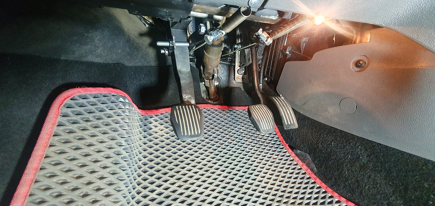 Установка тросовых педалей на Ford Focus 2009 г. (механика, 3 шт.)