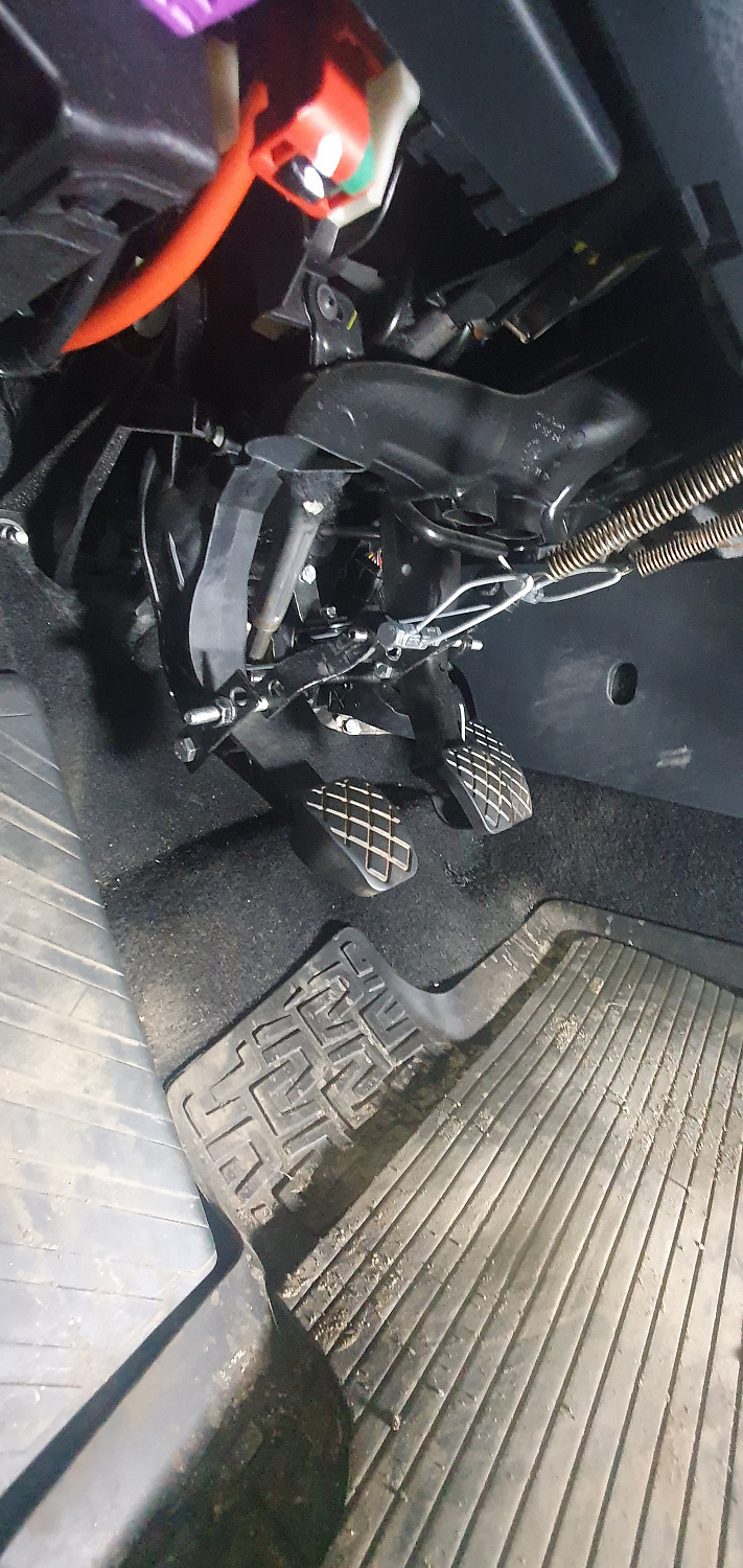 Установка тросовых педалей на Skoda Octavia 2019 г.  (механика, 3шт.)