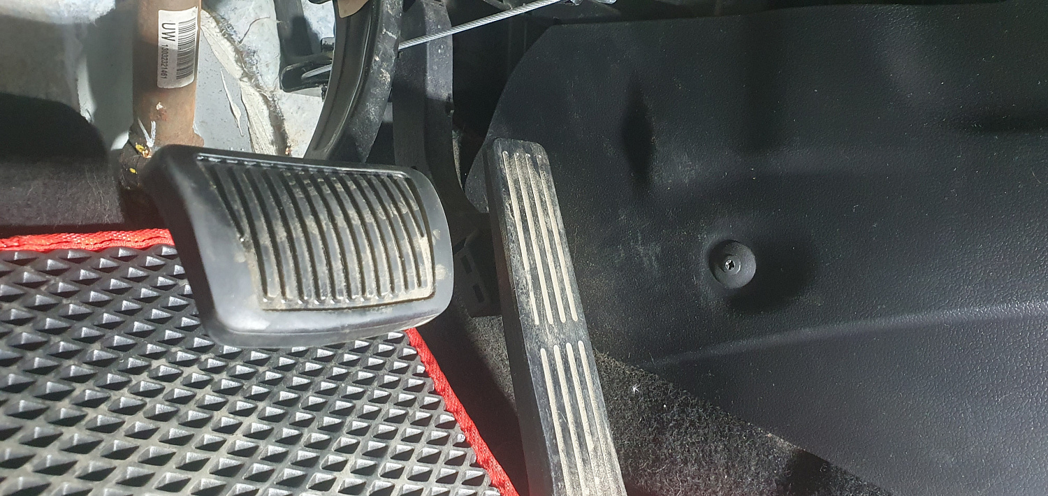 Установка тросовых педалей на белую Kia Ceed 2013 (автомат, 1шт.)