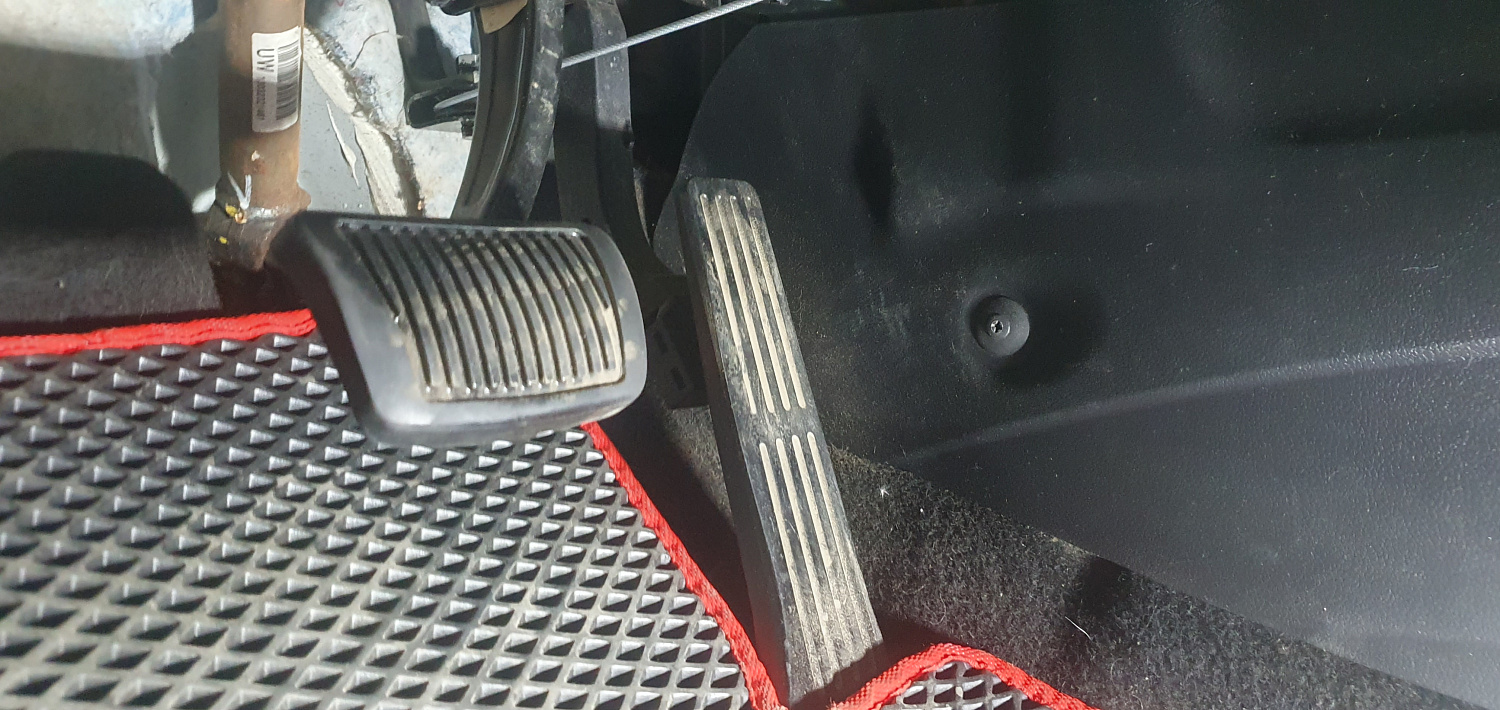 Установка тросовых педалей на белую Kia Ceed 2013 (автомат, 1шт.)