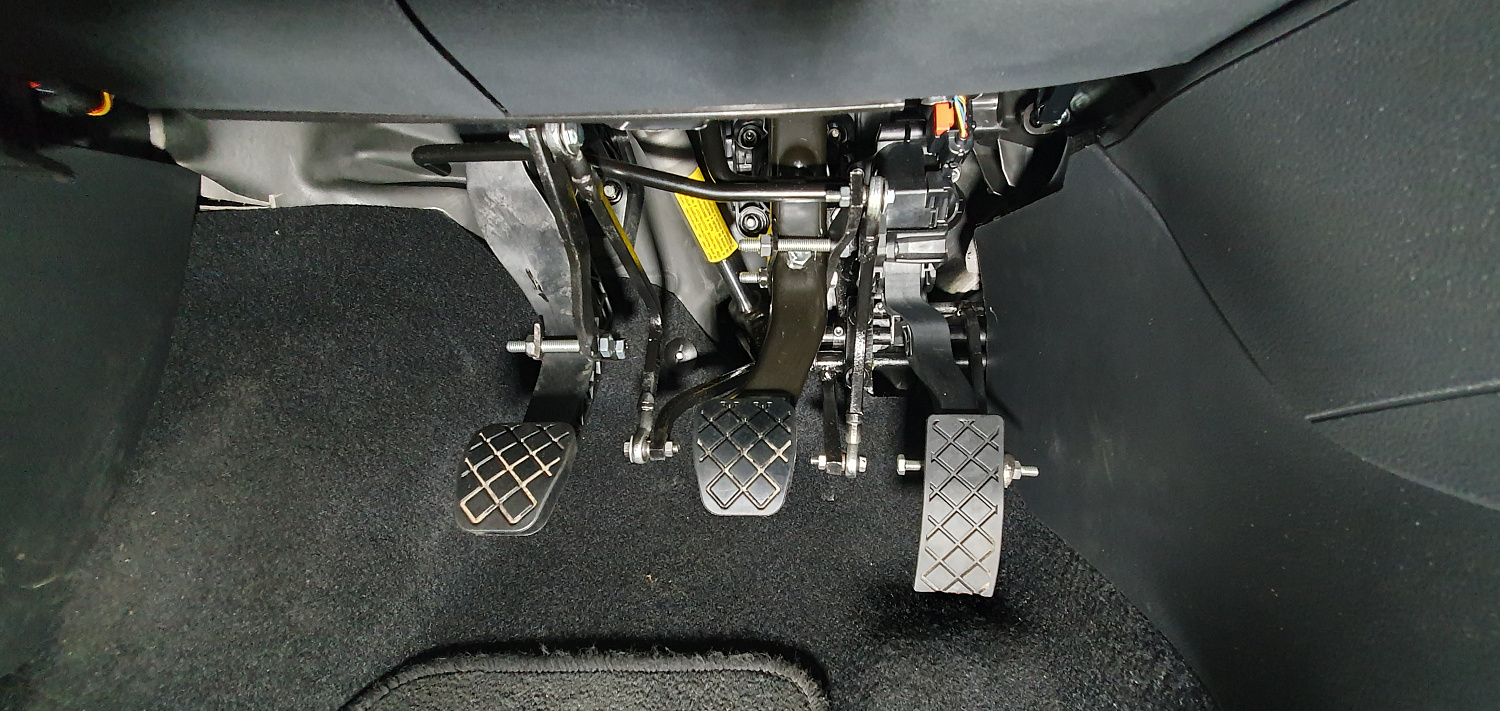 Установка тяговых педалей на Volkswagen Polo 2021 (механика, 3 шт.)