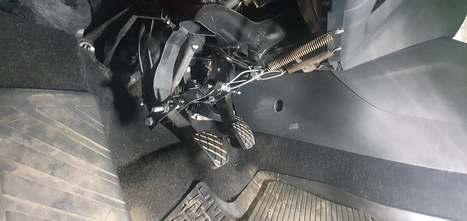 Установка тросовых педалей на Skoda Octavia (механика, 3шт.)