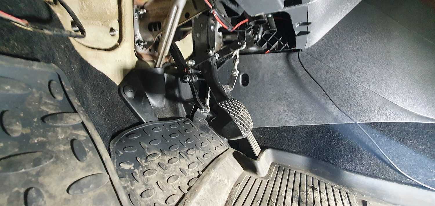 Установка дублирующих педалей на Volkswagen Polo