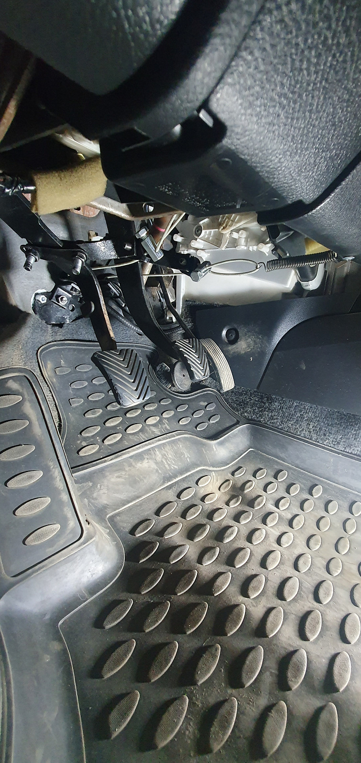 Установка тросовых педалей на Mitsubishi Lancer (механика, 2шт.)