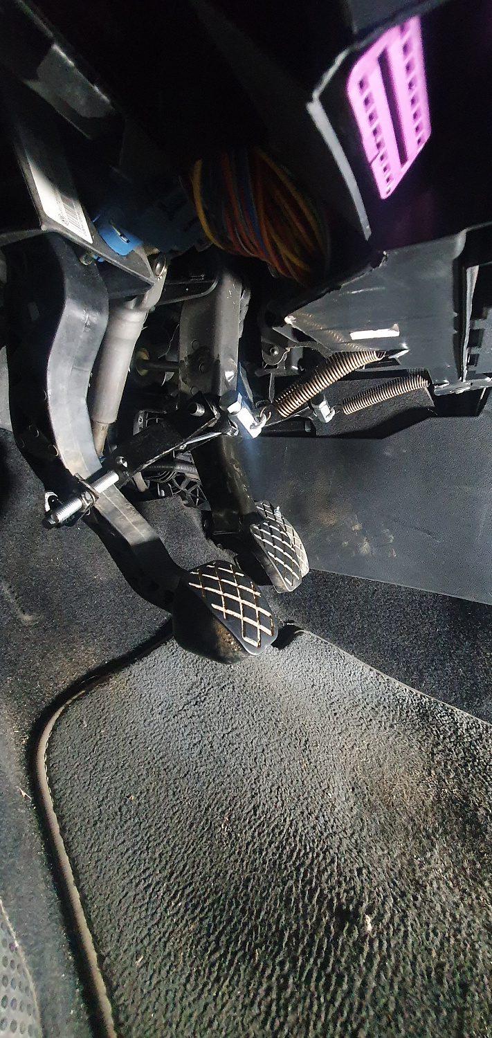 Установка тросовых педалей на Volkswagen Polo (механика, 3шт.)