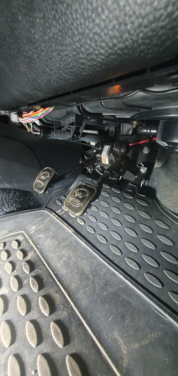 Установка тросовых педалей на Mitsubishi Lancer (механика, 2шт.)